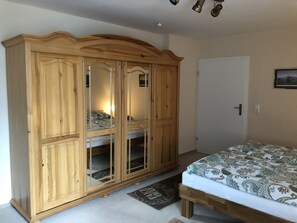 2 bedrooms, iron/ironing board, travel cot, free WiFi