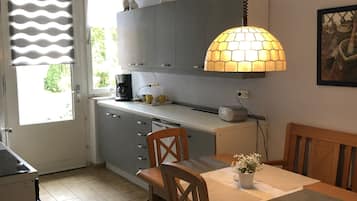 Wasserkocher mit Kaffee-/Teezubehör, Kühlschrank, Mikrowelle, Ofen