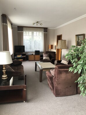 TV, DVD player, books, stereo - Vacation apartment "Zum Wiesenblick" in the heath village of Eimke, 130 sqm  (Eimke)