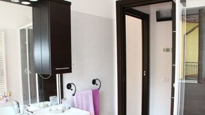 Cottage | Badkamer | Een douche, handdoeken