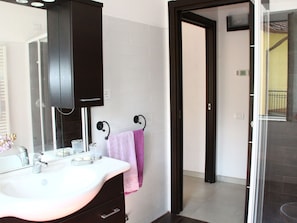 Cottage | Salle de bain | Douche, serviettes fournies
