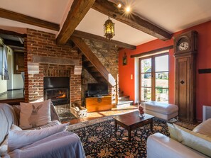 Cottage | Woonkamer | Een open haard en een dvd-speler