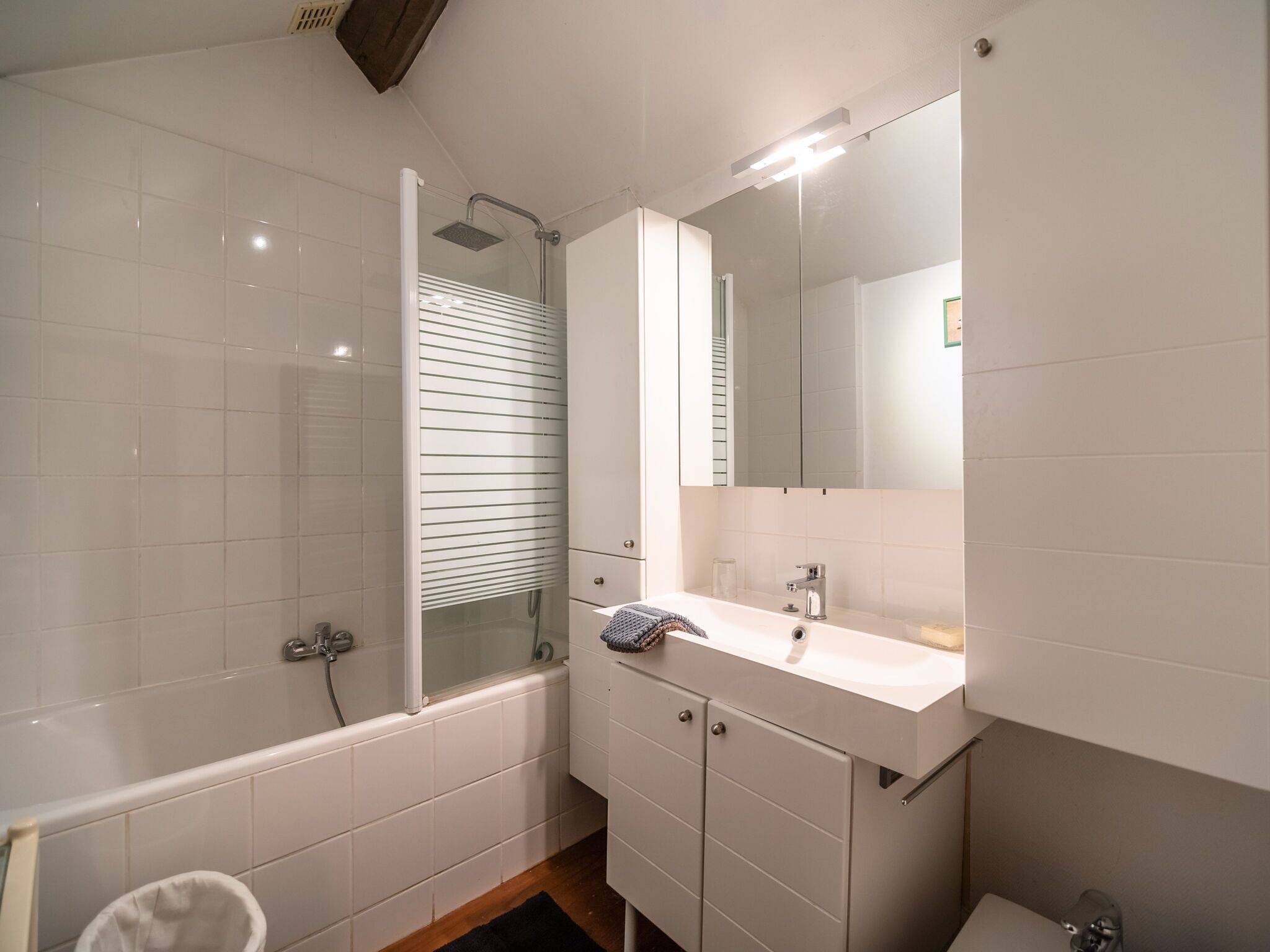 Cottage | Bathroom | Combined shower/bathtub, towels