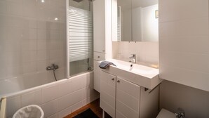 Cottage | Bathroom | Combined shower/bathtub, towels - Modern Cottage With Private Garden in Dinant (Dinant)