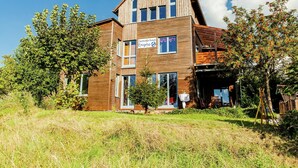 A two-story building with a sign reading 'Seminarhaus Enigma.' - Villa mit Sauna und Garten (Schotten)