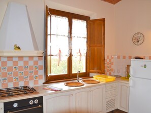 Une cuisine équipée de deux éviers, d’une cuisinière et d’un réfrigérateur.