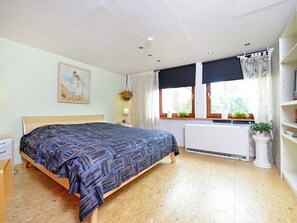1 habitación, muebles diferentes y tabla de planchar con plancha 