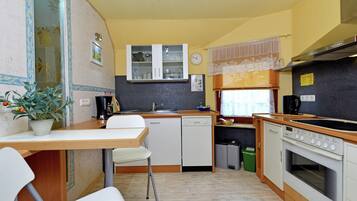 Apartemen | Dapur pribadi | Kursi makan untuk bayi