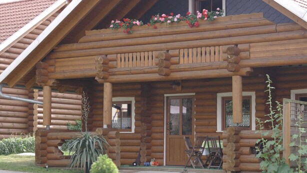 A log cabin with a porch, a window, and a door. - Comfort & Nature in Dankerode (Harzgerode)