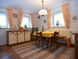 House | Dining - Cozy Holiday Home in Stadlern near Ski Slopes (Stadlern)