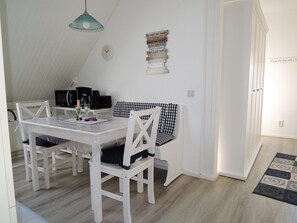 Réfrigérateur, four à micro-ondes, surface de cuisson, cafetière-théière