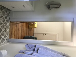 1 chambre, fer et planche à repasser, lit de bébé portatif