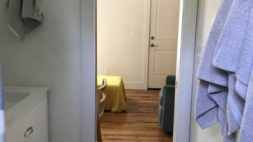 1 habitación, tabla de planchar con plancha y cuna de viaje