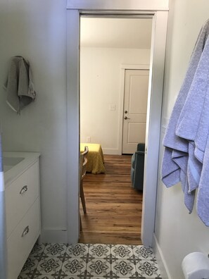 1 غرفة نوم ومكواة/لوح كي وسرير سفر وواي فاي مجانًا