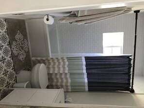 1 chambre, fer et planche à repasser, lit de bébé portatif