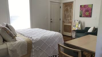 1 habitación, tabla de planchar con plancha y cuna de viaje