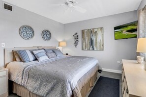 3 habitaciones, escritorio y tabla de planchar con plancha