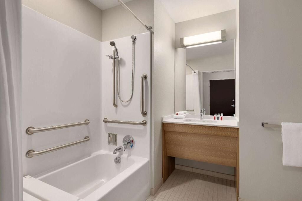 combined shower/bathtub, free toiletries, hair dryer, towels