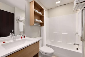 Combined shower/tub, free toiletries, hair dryer, towels - Microtel Inn & Suites by Wyndham Gambrills (Gambrills)