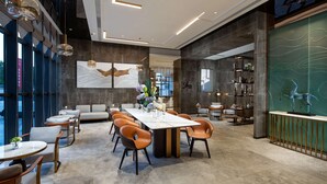 2 restaurantes; se sirven desayunos, almuerzos y cenas