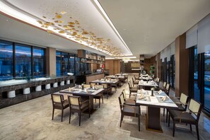 2 restaurants; breakfast, lunch, and dinner served