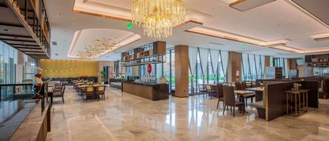 2 restaurants, breakfast served