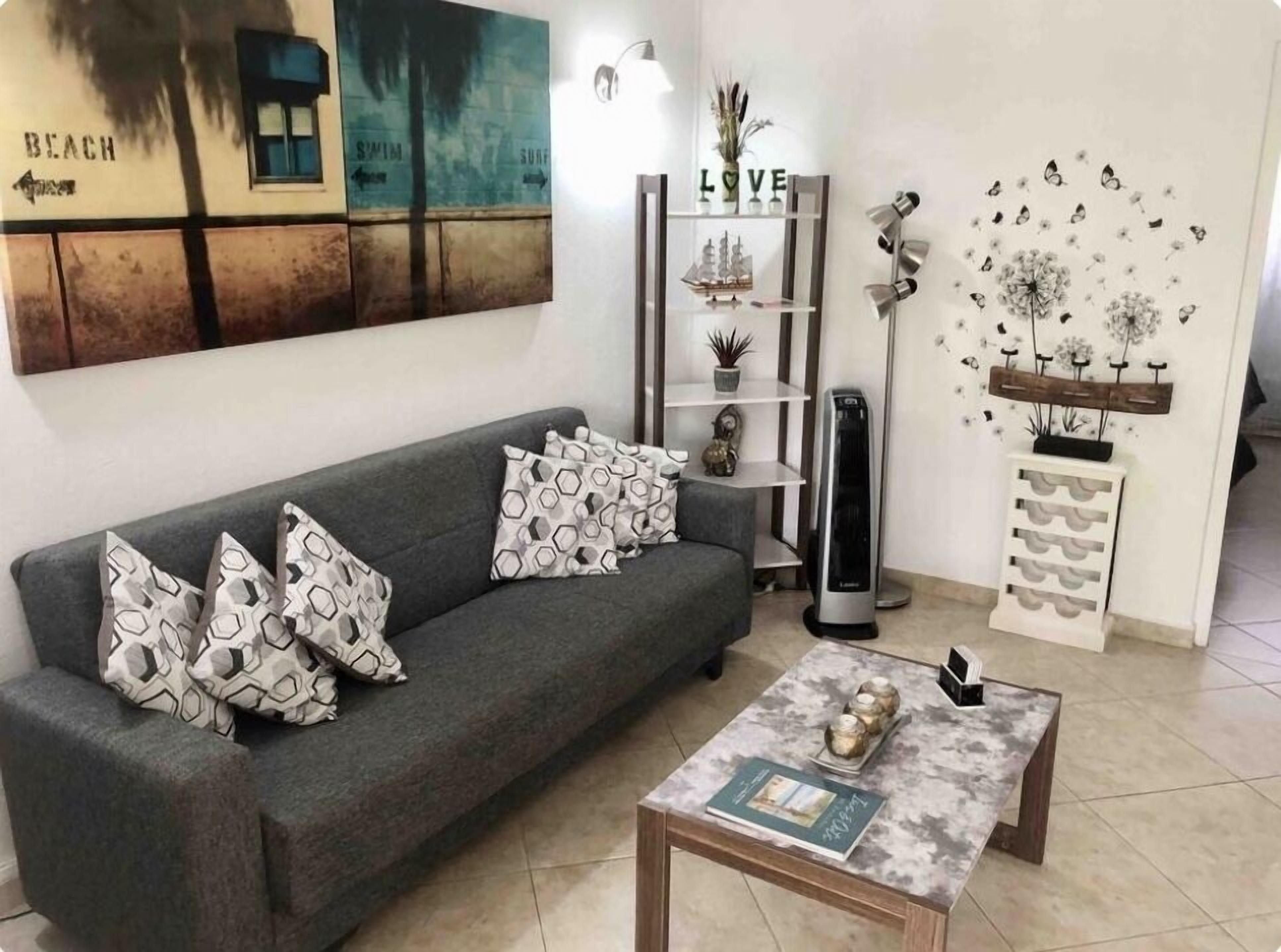 Smart TV, DVD player, books, stereo