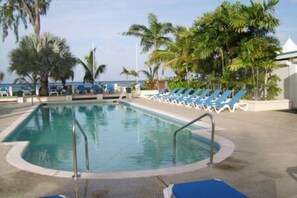 Piscine extérieure, chaises longues