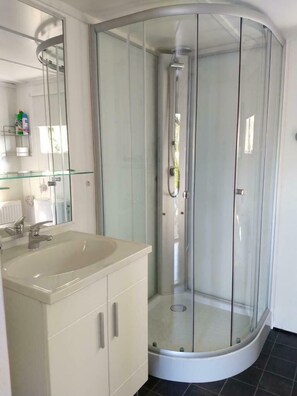 Shower, towels, soap, shampoo - Comfortable Chalet with spacious terrace and (play) garden facing south. (Terwolde)