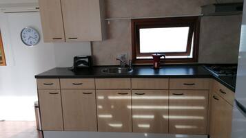 Refrigerador, horno, parrilla de estufa y cafetera y tetera