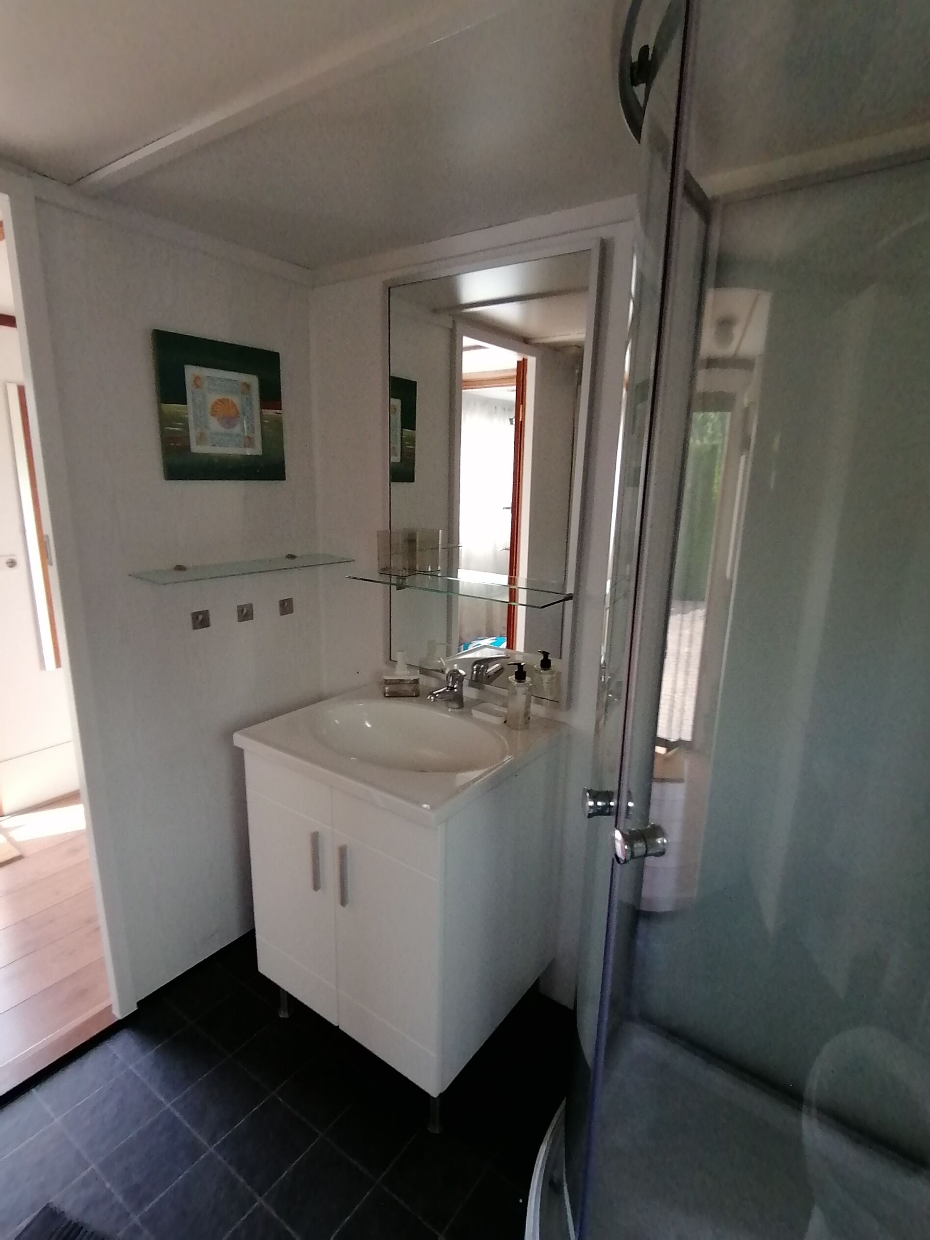 Douche, serviettes fournies, savon, shampoing