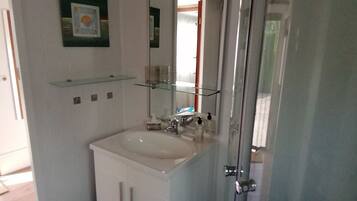 Douche, serviettes fournies, savon, shampoing