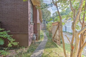 Property grounds - Craftsman Guest Suite | Heart of Cooper-Young (Memphis)