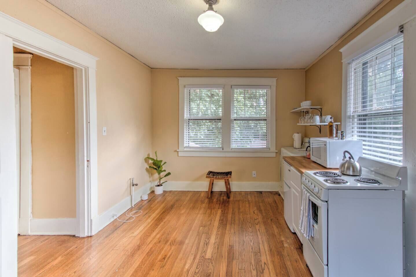 Køleskab, mikrobølgeovn, ovn, kogeplade