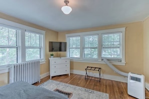 1 bedroom, desk, iron/ironing board, free WiFi - Craftsman Guest Suite | Heart of Cooper-Young (Memphis)