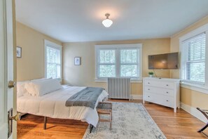 1 bedroom, desk, iron/ironing board, free WiFi - Craftsman Guest Suite | Heart of Cooper-Young (Memphis)