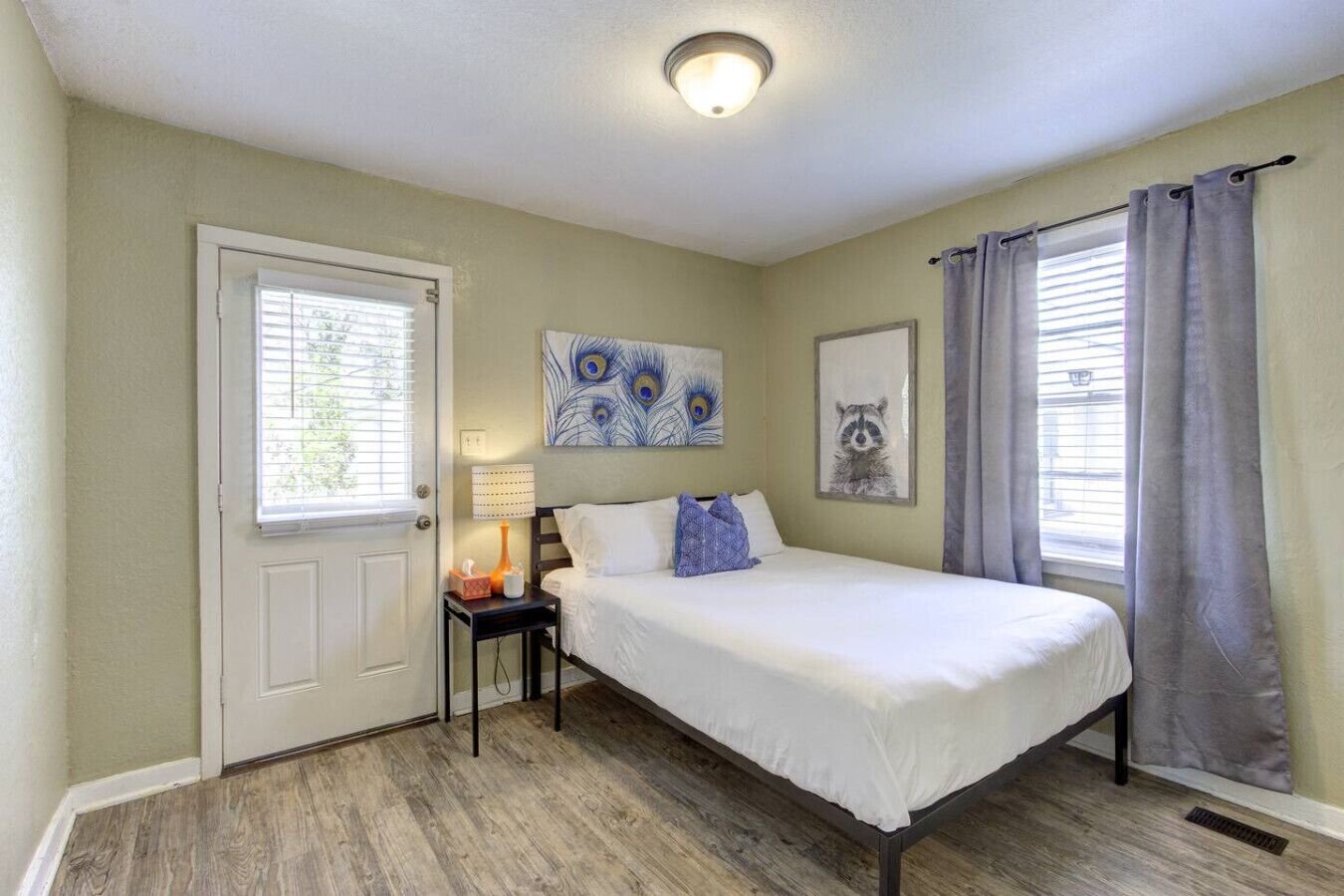 1 slaapkamer, een bureau, een strijkplank/strijkijzer, wifi