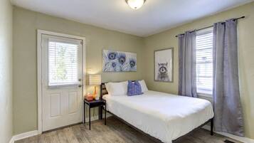 1 slaapkamer, een bureau, een strijkplank/strijkijzer, wifi