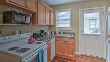 Lemari es, microwave, oven, dan kompor