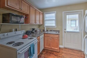 雪櫃、微波爐、焗爐、爐具