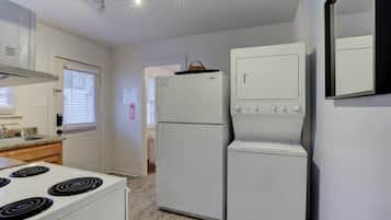 Lemari es, microwave, oven, dan kompor