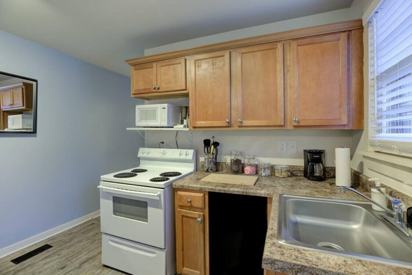 冷蔵庫、電子レンジ、オーブン、コンロ