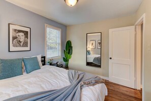 1 bedroom, desk, iron/ironing board, WiFi - Elvis Revival! in Fabulous Midtown Memphis (Memphis)