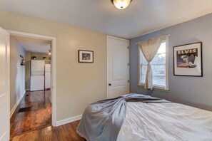 1 habitación, escritorio, tabla de planchar con plancha y wifi