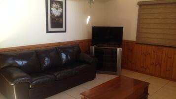 Cabana Deluxe | Sala d'estar | Televisor intel·ligent de 32 polzades amb canals per cable i televisor
