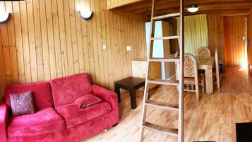 Panoramic Cabin | Living room | 32-inch Smart TV with cable channels, TV