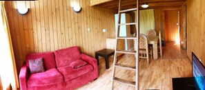 Cabaña panorámica | Sala de estar | Smart TV de 32 pulgadas con canales por cable y televisión 