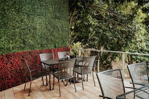 Outdoor dining - Cumbres Hotel & Cabañas (Gómez Farías)