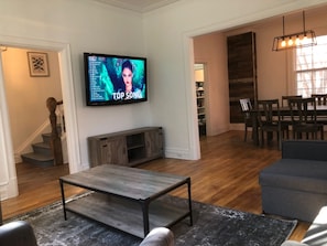 Smart TV - Clanranald Stables Historical and modern (Montréal)