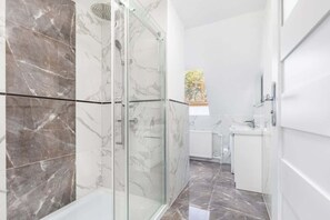 Ducha, secador de pelo y toallas